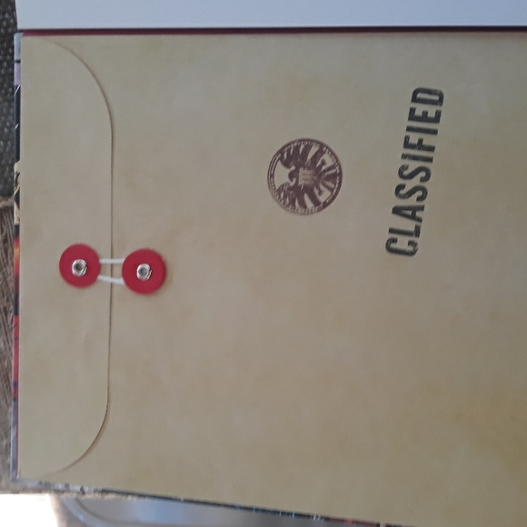 THE WOLVERINE FILES HARDCOVER W SLIPCASE & PRINTS! In Great condition!! - Picture 2 of 6